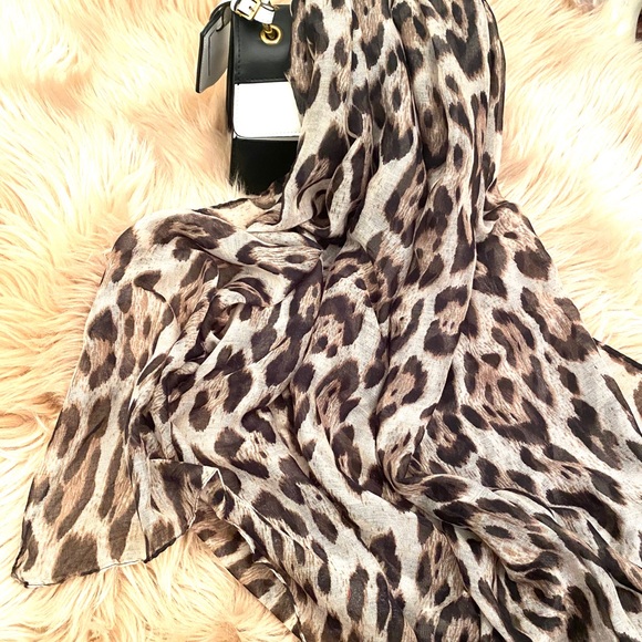 Leopard Large Print Scarf NWT - Picture 2 of 5